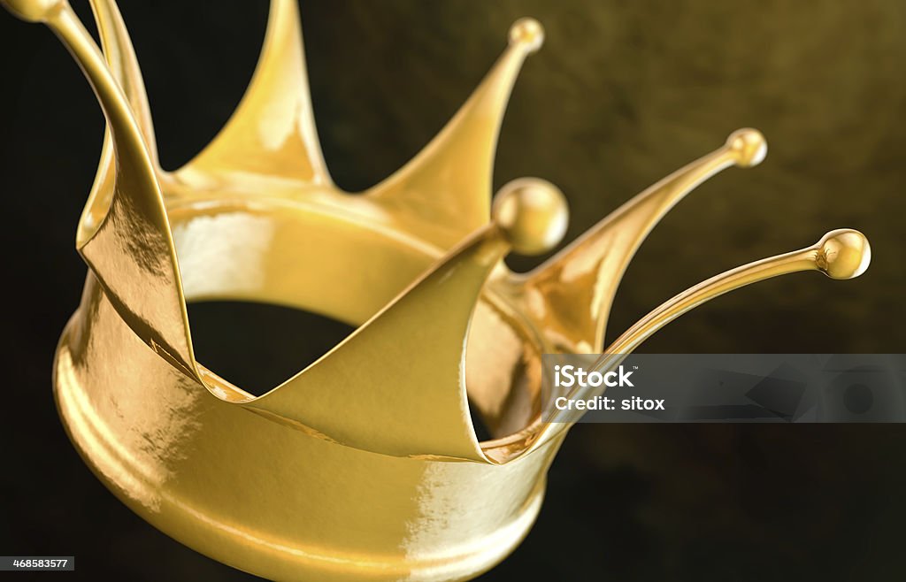 Proste złota Korona na ciemnym tle - Zbiór zdjęć royalty-free (Biały)