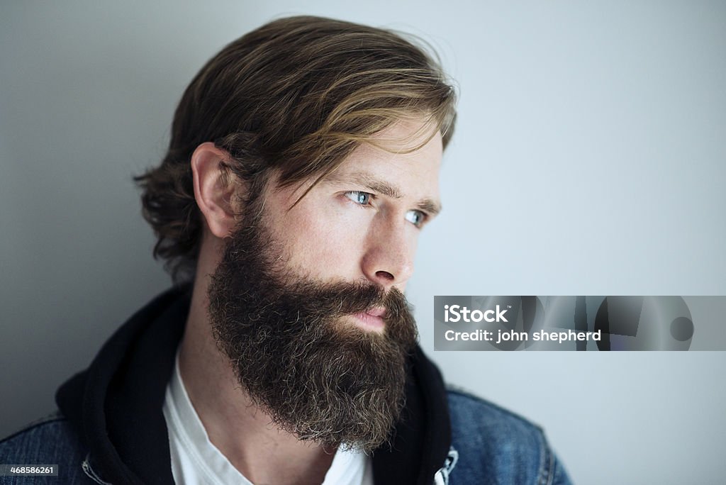 Atractivo hombre con una barba - Foto de stock de 30-39 años libre de derechos