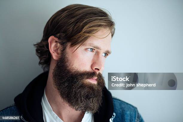 Homem Bonito Com Um Total De Barba - Fotografias de stock e mais imagens de 30-39 Anos - 30-39 Anos, Adulto, Adulto de idade mediana