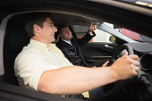 mann-zeigt-ein-auto-innen.jpg?b=1&s=170x170&k=20&c=v1-3ii870TBJ8ErtfKvPlE0plWMh-aa-ECGAh6I5uAg=