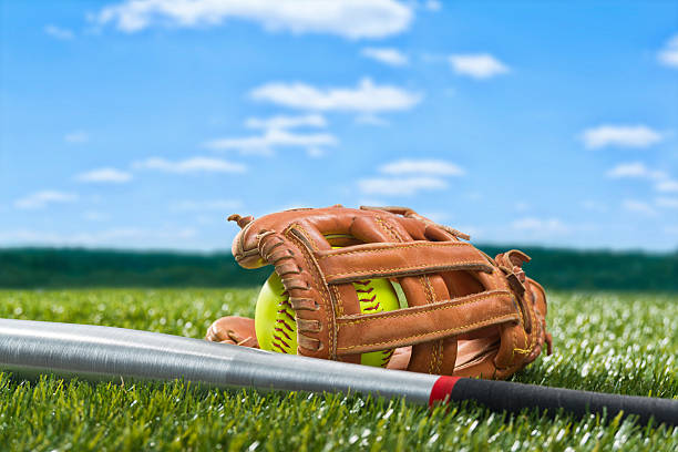 gelbe softball im handschuh mit aluminium-schläger - softball baseball glove sports equipment outdoors stock-fotos und bilder