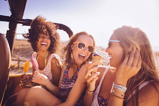 mieszane rasy grupa nastolatków śmiać się z lody kremy - travel adolescence road trip outdoors zdjęcia i obrazy z banku zdjęć