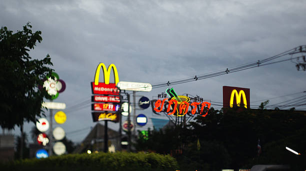 mcdonalds et restaurant sur l'autoroute de bangkok - mcdonalds french fries branding sign photos et images de collection