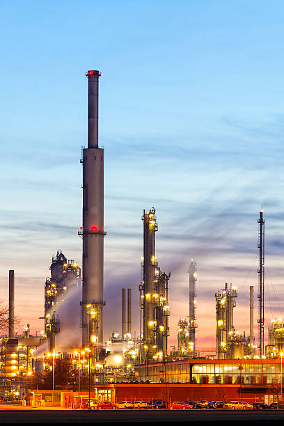 planta de refinería de sector petroquímico - storage tank silo chemical factory fotografías e imágenes de stock