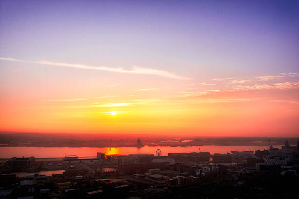 liverpool city tramonto - river mersey foto e immagini stock