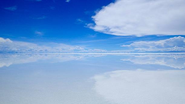 ウユニ塩湖反射 - ウユニ塩湖 ストックフォトと画像