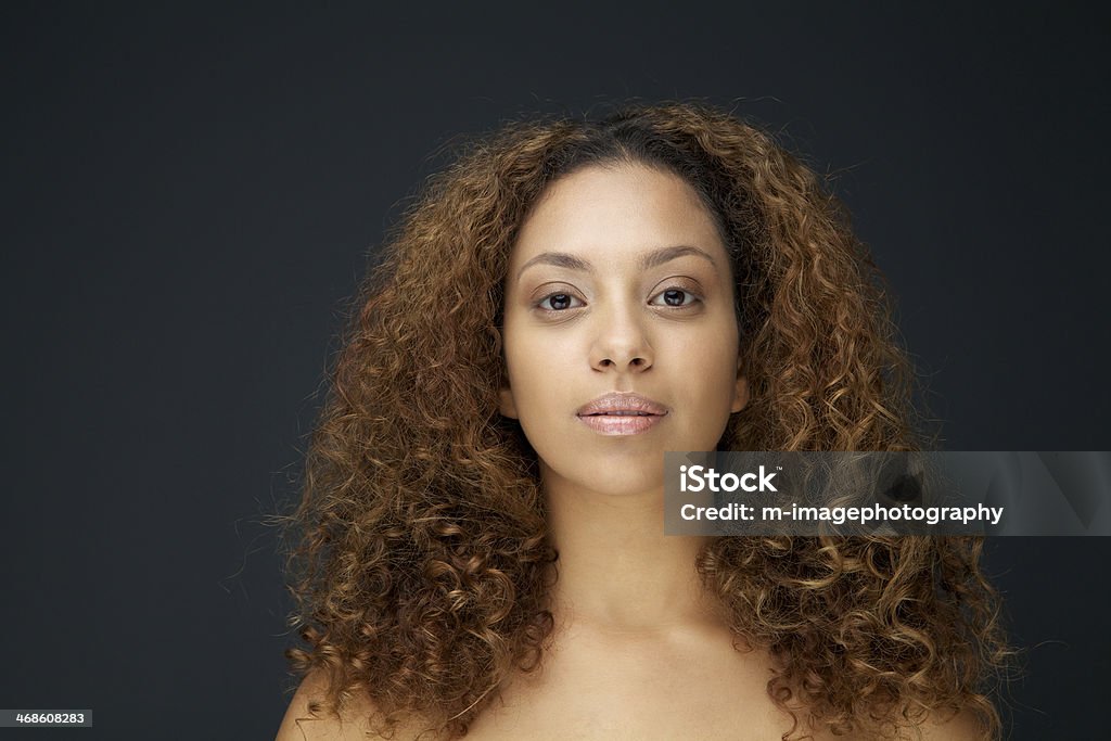 Retrato de uma bela jovem mulher com Cabelo Encaracolado - Foto de stock de Só Uma Mulher royalty-free