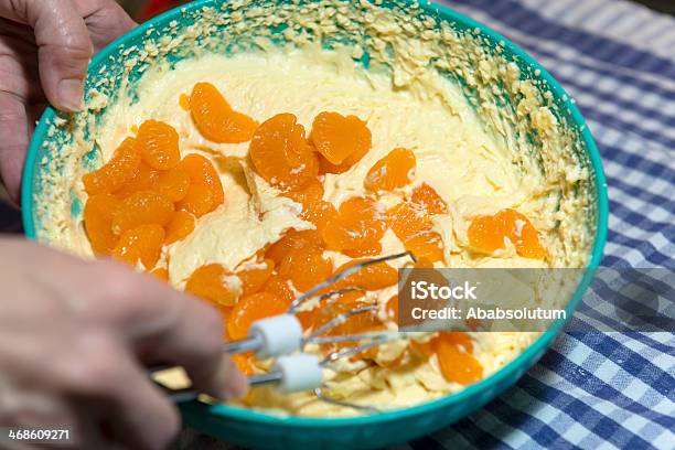 Foto de Mulher Misturar Mandarins Em Massa Na Cozinha Doméstica e mais fotos de stock de 40-44 anos