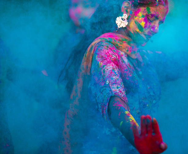colores azul durante holi en la india - holi fotografías e imágenes de stock
