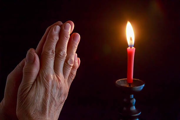 ręce w prayers obok świeczki w mnich styl - senior adult close to moving up togetherness zdjęcia i obrazy z banku zdjęć