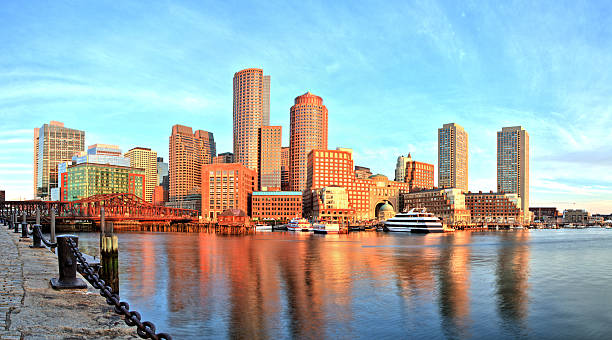 boston skyline de distrito financeiro e porto de boston em sunrise panorama - boston harbor imagens e fotografias de stock