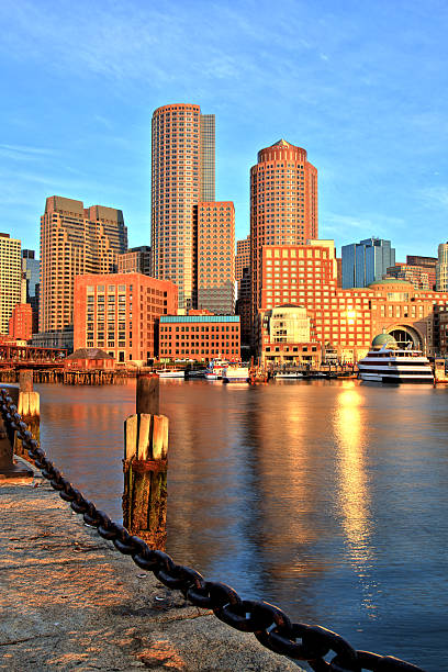 boston skyline de distrito financeiro e porto de boston em sunrise - boston skyline harbor city imagens e fotografias de stock