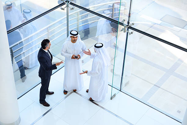 три арабских деловых мужчин встреч - saudi arabia стоковые фото и изображения