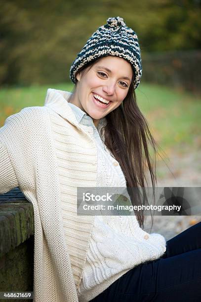 陽気な笑顔若い女性屋外 - 1人のストックフォトや画像を多数ご用意 - 1人, 20-24歳, 20代