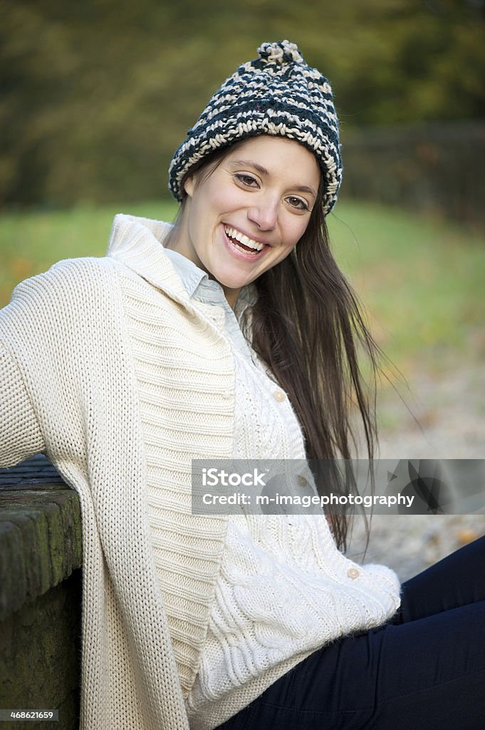 Веселая Молодая женщина, улыбается на открытом воздухе - Стоковые фото 20-24 года роялти-фри