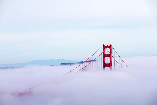 golden gate-brücke mit geringer nebel, san francisco - san francisco county bridge california fog stock-fotos und bilder