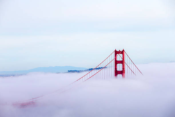 golden gate bridge, san francisco, de nevoeiro - san francisco county bridge california fog imagens e fotografias de stock