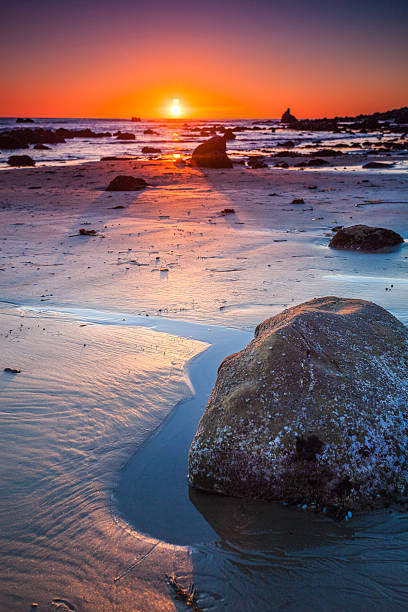 paysage coucher de soleil sur la plage en californie - natural landmark outdoors vertical saturated color photos et images de collection