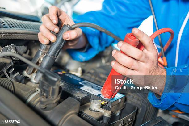 Bateria De Carro - Fotografias de stock e mais imagens de Bateria de Carro - Bateria de Carro, Mudança, Mecânico