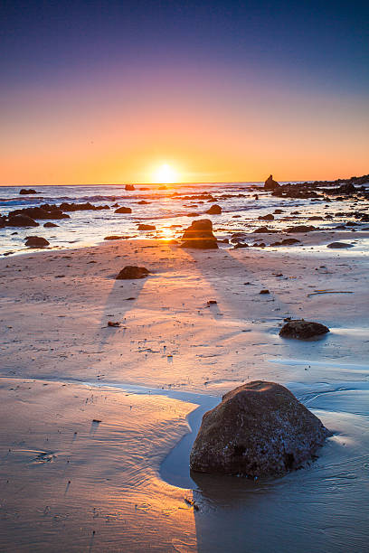 paysage coucher de soleil sur la plage en californie - natural landmark outdoors vertical saturated color photos et images de collection
