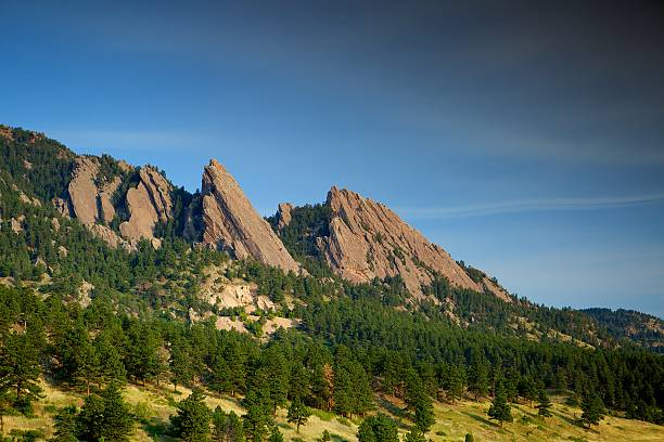 flatirons vista lateral - flatirons colorado boulder mountain range - fotografias e filmes do acervo