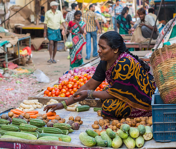 mujer vende verduras comida tradicional de los seguidores del hinduismo. - india indian culture women market fotografías e imágenes de stock