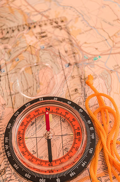 bússola no mapa - orienteering planning mountain climbing compass imagens e fotografias de stock