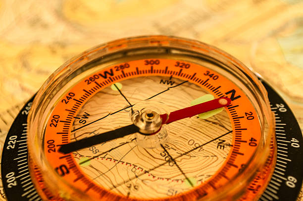 bússola no mapa - orienteering planning mountain climbing compass imagens e fotografias de stock