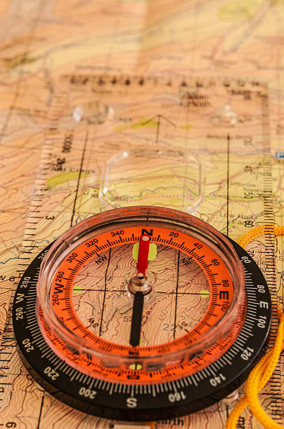 bússola no mapa - orienteering planning mountain climbing compass imagens e fotografias de stock