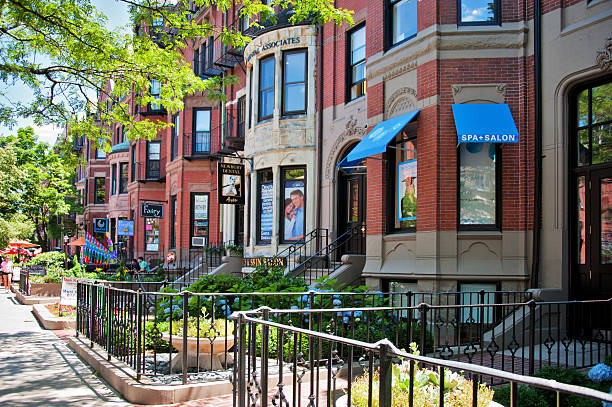 elegante brownstones in una trafficata strada residenziale di boston - boston back bay residential district brownstone foto e immagini stock