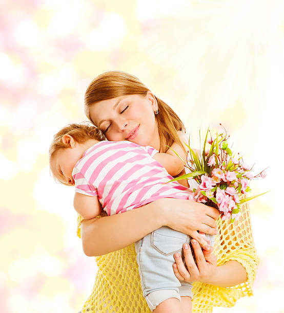 mãe de bebê dar presentes, retrato de família de flores, crianças abraçando pais - mother family vertical flower - fotografias e filmes do acervo