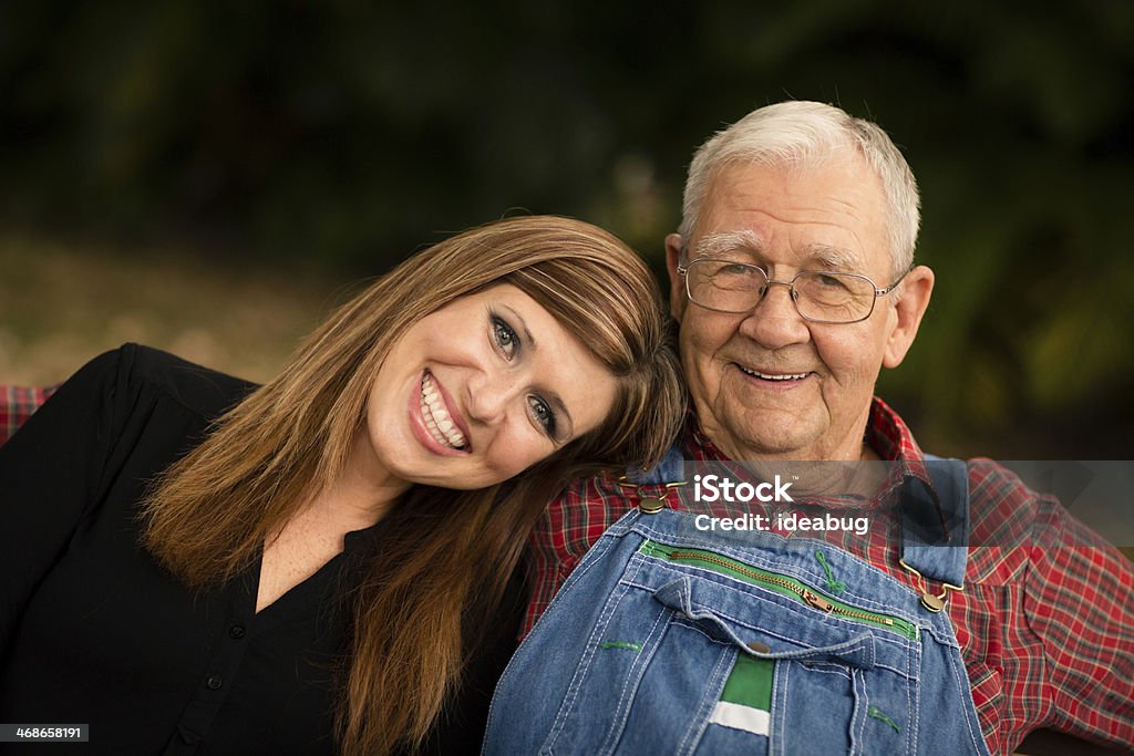 Colocación de mujer con la cabeza sobre el hombro abuelo - Foto de stock de 30-34 años libre de derechos