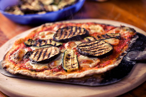 pizza com produtos hortícolas - eggplant cheese mozzarella italian cuisine imagens e fotografias de stock