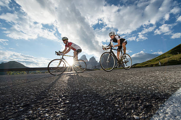 straße radfahren, ohne worte - cyclist cycling road women stock-fotos und bilder