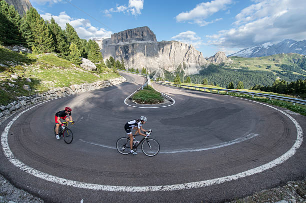 curve autour de l'hôtel à 360 degrés pour les cyclistes sur route - racing bicycle cycling professional sport bicycle photos et images de collection