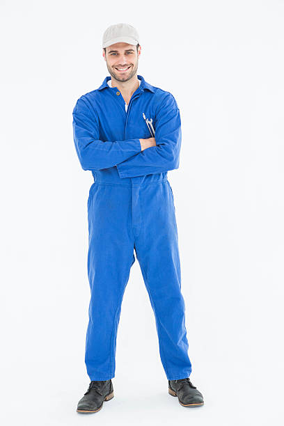 maschio meccanico in piedi braccia incrociate su sfondo bianco - manual worker full length isolated on white standing foto e immagini stock