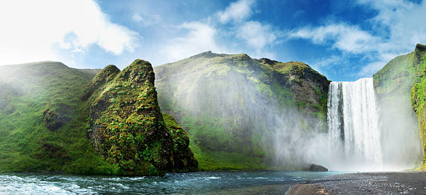 исландия - landscape iceland mountain green стоковые фото и изображения
