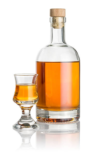 garrafa e schnapps cheia de líquido de vidro âmbar - brandy bottle alcohol studio shot imagens e fotografias de stock