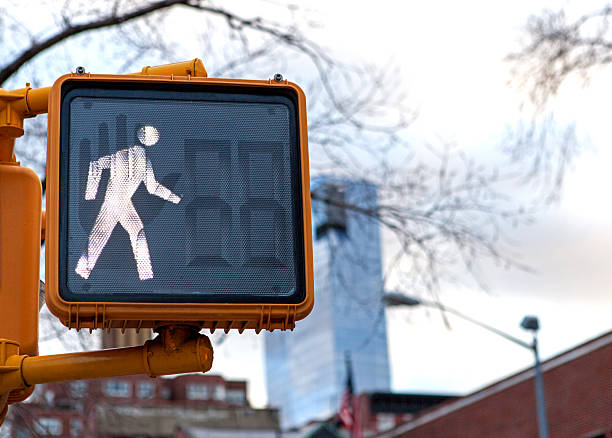 tráfego de pedestres luz - walk signal - fotografias e filmes do acervo