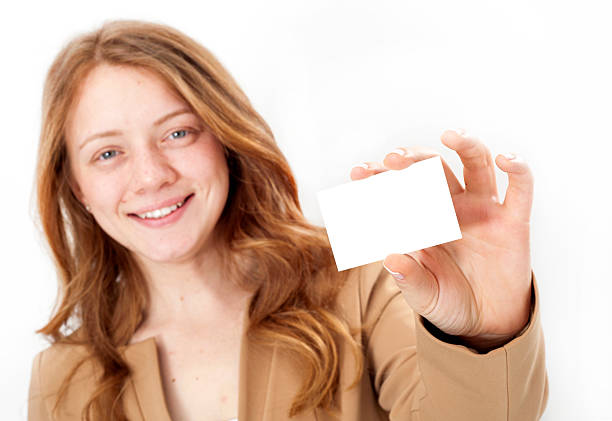 retrato de empresaria sonriente dando en blanco tarjeta de negocio - invitation blank smiling business card fotografías e imágenes de stock