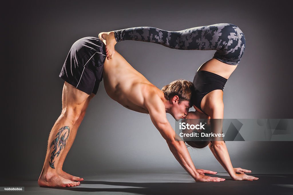 Paar üben acro yoga - Lizenzfrei 2015 Stock-Foto
