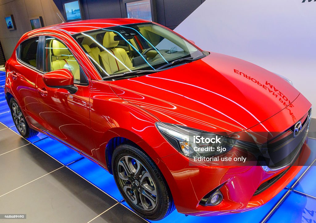  Mazda 2 Compacto De Coche Con Puerta Trasera Coche Vista De Frente Foto de  stock y más banco de imágenes de 2015 - iStock