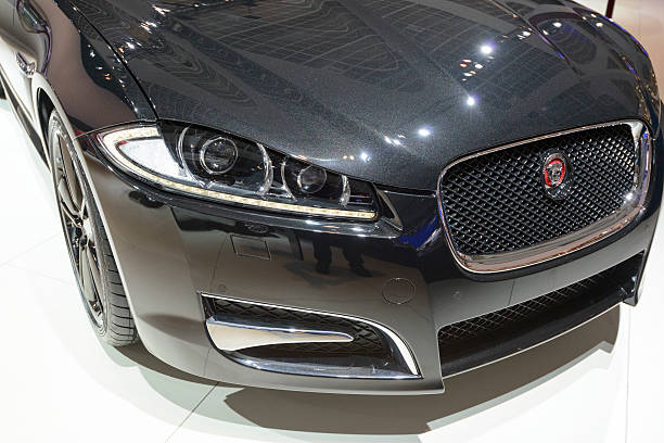 автомобиль jaguar xf estate передний конец отделкой - xf стоковые фото и изображения