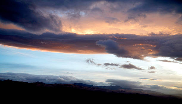 Gwałtowna Burza z piorunami niebo i zachód słońca nad San Emigdio Montains, CA – zdjęcie