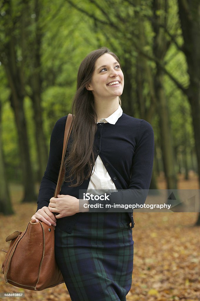 Atrakcyjna Młoda kobieta chodzenia i uśmiechając się na zewnątrz - Zbiór zdjęć royalty-free (Spacerować)