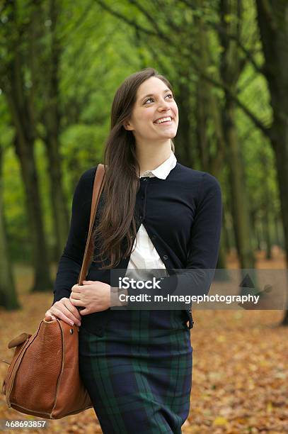 Atraente Jovem Mulher Andar E Sorridente Ao Ar Livre - Fotografias de stock e mais imagens de Andar