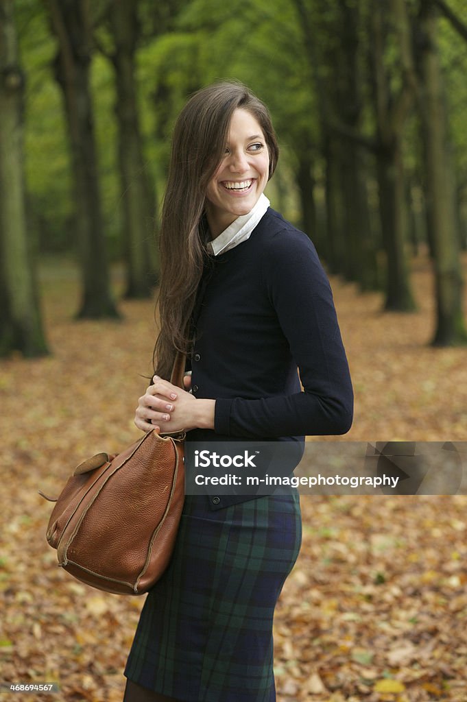 Heureuse jeune femme rire et à l'extérieur avec sac - Photo de Femmes libre de droits