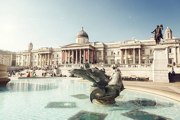 fonte no the trafalgar square, londres, reino unido - praça trafalgar - fotografias e filmes do acervo