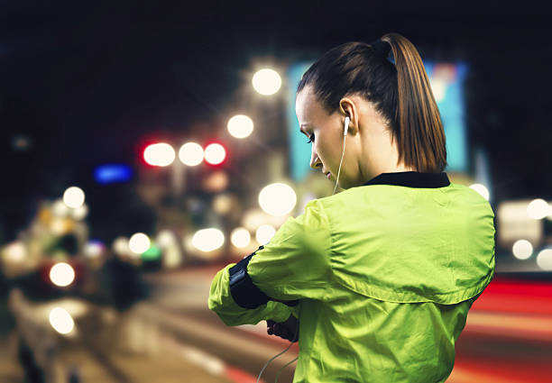 jogging w nocy - city street audio zdjęcia i obrazy z banku zdjęć