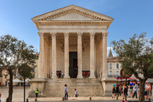 City rich in history, Nîmes preserves evidence of the Roman period, so that is also known as \